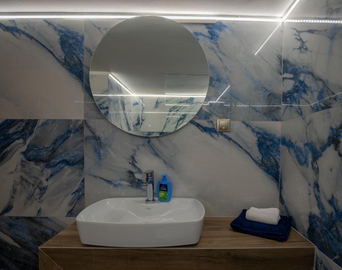 Max Blue Apartment, A Stay Like No Other Пирей Экстерьер фото